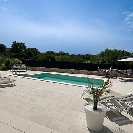 House Marlen With A Private Pool In Labin Vinez